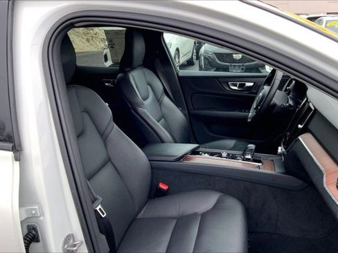 Used 2025 Volvo V60 B5 Cross Country Plus image 6