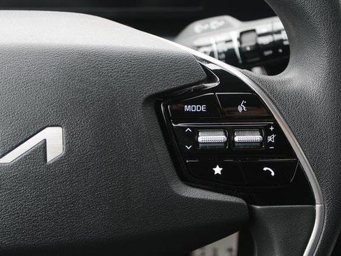 Used 2024 Kia Niro LX image 13