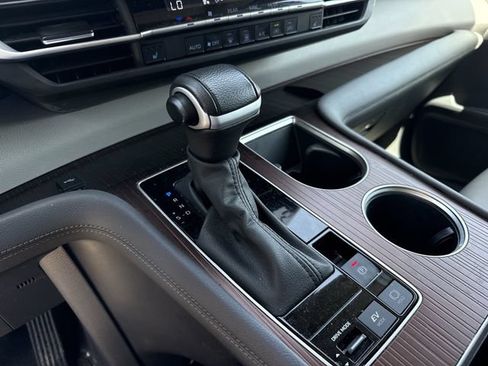 Used 2024 Toyota Sienna XLE FWD image 19