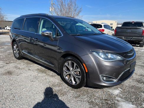 Used 2017 Chrysler Pacifica Limited w/ UConnect Theater Package image 4