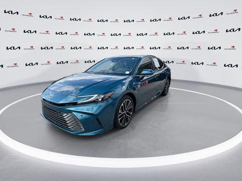 Used 2025 Toyota Camry XLE w/ Premium Plus Package image 4