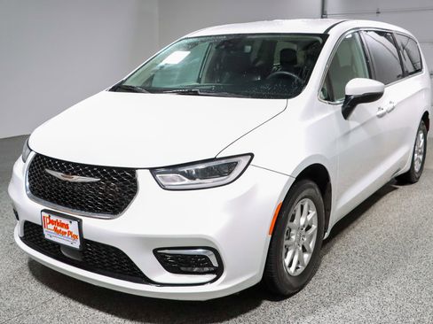 Used 2023 Chrysler Pacifica Touring-L FWD image 32