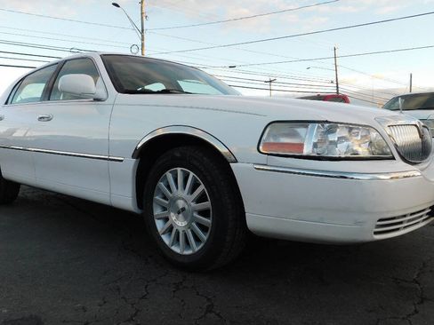 Used 2004 Lincoln Town Car Signature image 1