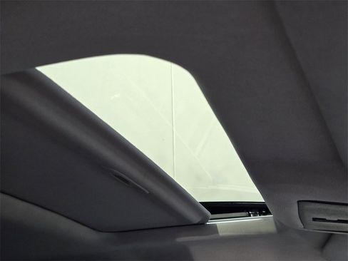 Used 2022 Nissan Altima 2.5 SV w/ SV Premium Package image 9