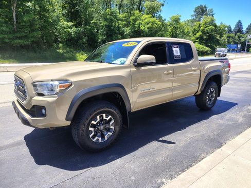 Used 2017 Toyota Tacoma TRD Off-Road w/ Tow Package (A/T) AWD/4WD image 4