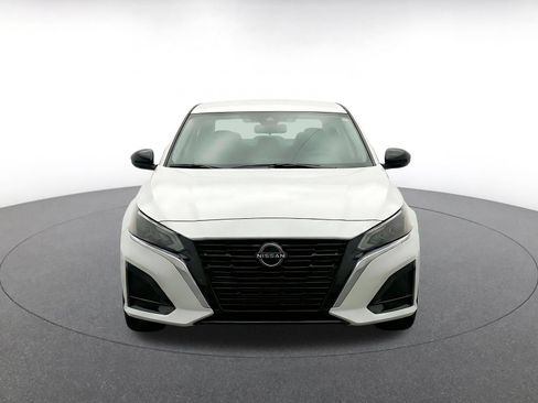 Used 2025 Nissan Altima 2.5 SV FWD image 2