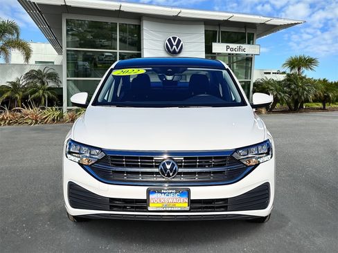 Used 2022 Volkswagen Jetta SE image 2