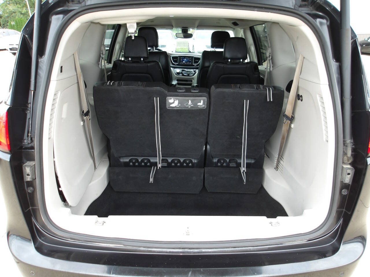 Used 2018 Chrysler Pacifica Touring-L FWD image 24