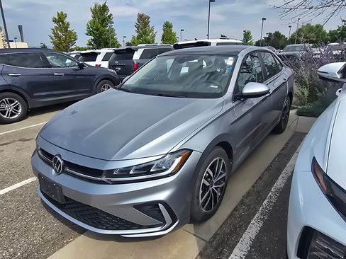 Used 2025 Volkswagen Jetta SE FWD image 12
