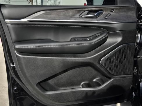 New 2025 Jeep Grand Cherokee Overland w/ Luxury Tech Group IV image 16