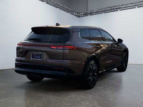 Used 2025 Toyota Crown Signia Limited image 5