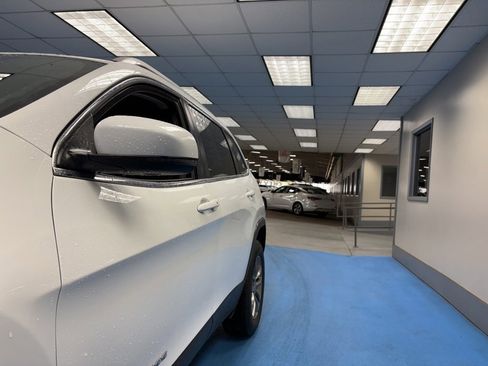 Used 2019 Jeep Cherokee Latitude Plus w/ Travel & Safety Group image 15