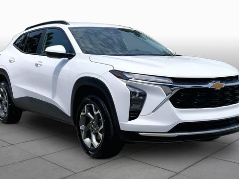 Used 2025 Chevrolet Trax LT FWD image 3