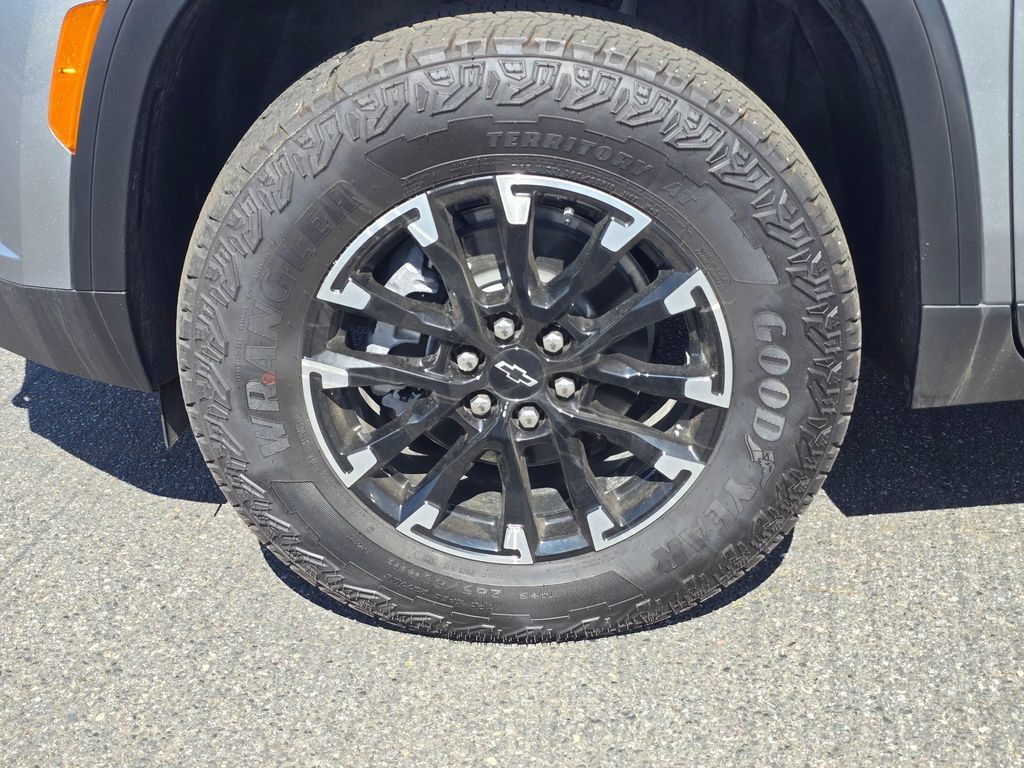 Used 2025 Chevrolet Traverse Z71 w/ LPO, Floor Liner Package AWD/4WD image 10