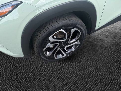 Used 2024 Chevrolet Trax RS w/ Sunroof Package FWD image 11