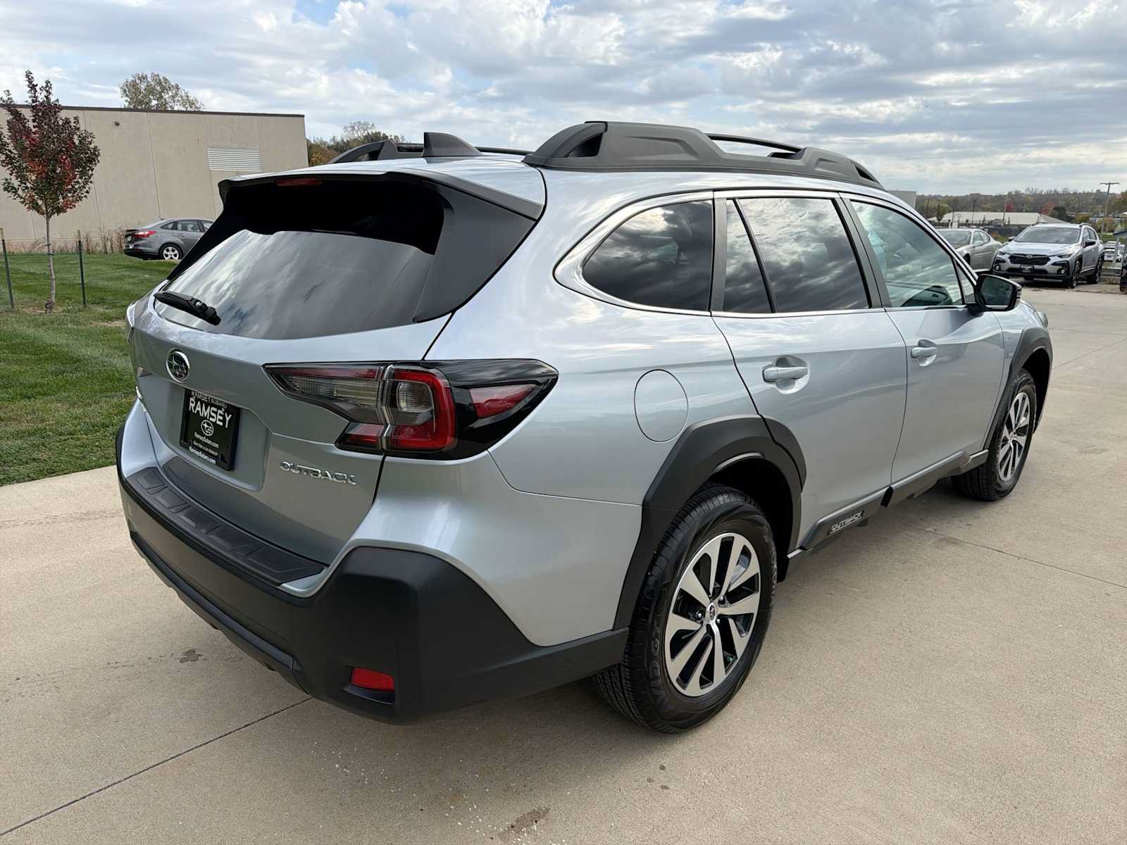 Used 2024 Subaru Outback Premium AWD/4WD image 6