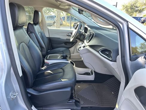 Used 2024 Chrysler Pacifica Touring-L FWD image 9