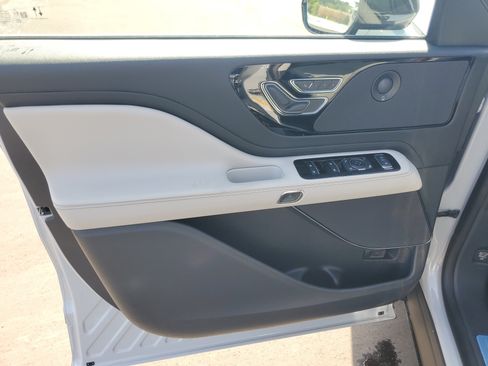 New 2027 Lincoln Aviator AWD image 8