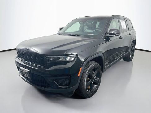 Used 2023 Jeep Grand Cherokee Altitude AWD/4WD image 3