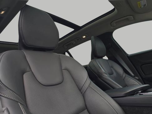 Used 2024 Volvo V60 B5 Cross Country Ultimate image 19