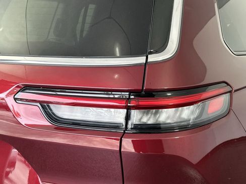 Used 2024 Jeep Grand Cherokee L Laredo image 29