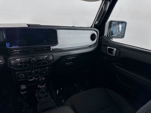 Certified 2024 Jeep Gladiator Sport image 34