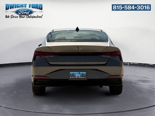 Used 2023 Hyundai Elantra SEL w/ Convenience Package FWD image 4