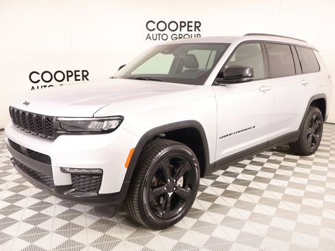 Used 2025 Jeep Grand Cherokee L Limited w/ Black Appearance Package AWD/4WD image 11