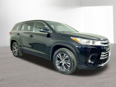 Used 2018 Toyota Highlander LE image 3