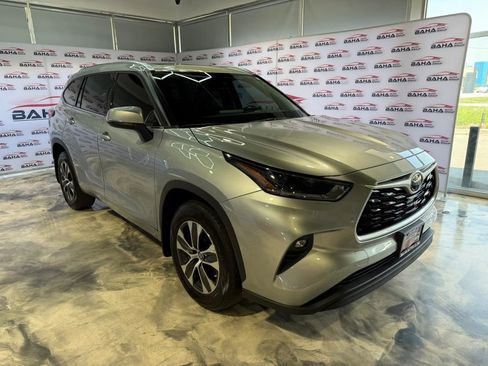 Used 2021 Toyota Highlander XLE AWD/4WD image 5