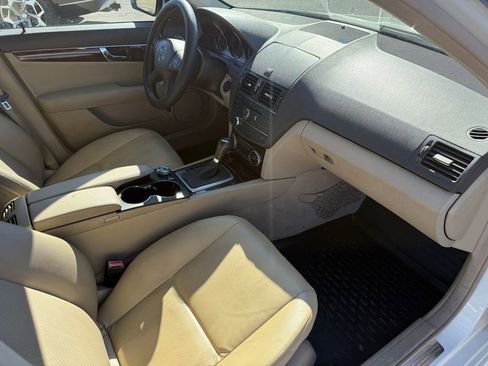 Used 2009 Mercedes-Benz C 300 Sedan image 3