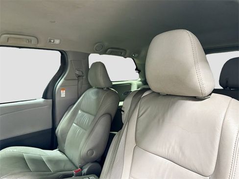 Used 2018 Toyota Sienna XLE image 25