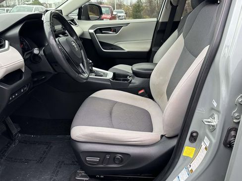 Used 2020 Toyota RAV4 XLE w/ Convenience Package image 4