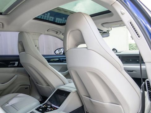 Used 2022 Porsche Panamera image 24