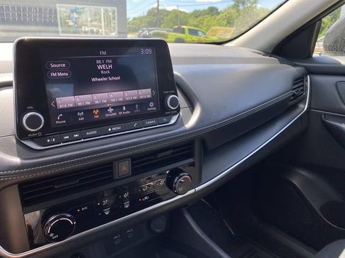 Used 2024 Nissan Rogue S AWD/4WD image 29