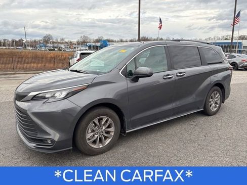 Used 2025 Toyota Sienna XLE image 5