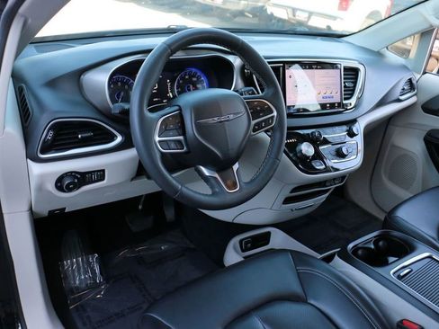 Used 2023 Chrysler Pacifica Touring-L FWD image 16
