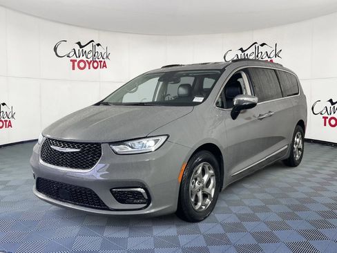 Used 2023 Chrysler Pacifica Limited image 2