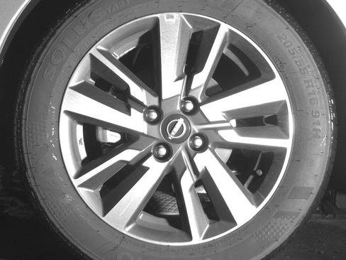 Used 2025 Nissan Versa SV FWD image 15