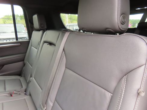 Used 2025 Chevrolet Suburban Z71 image 31