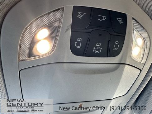 Used 2024 Chrysler Pacifica Touring-L image 13