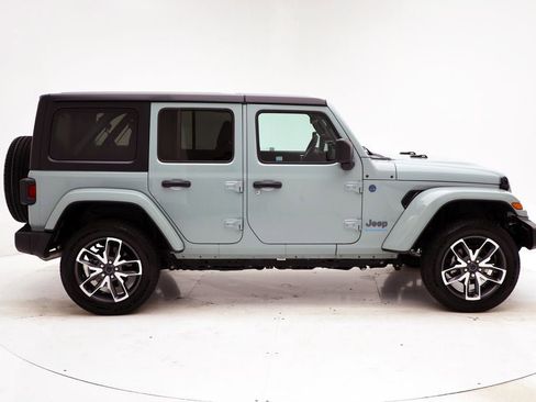Used 2024 Jeep Wrangler Unlimited w/ Convenience Group image 2