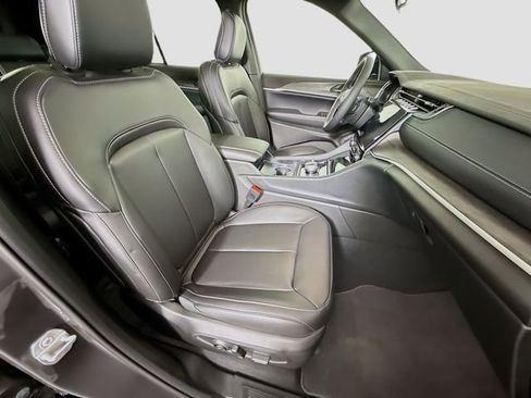 New 2025 Jeep Grand Cherokee Limited image 28