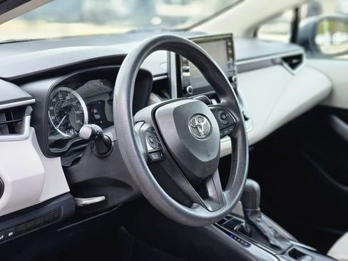Used 2021 Toyota Corolla LE image 12
