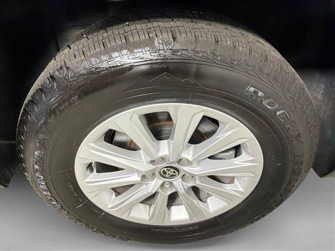 Used 2025 Toyota Grand Highlander AWD image 17