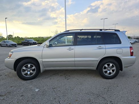 Used 2005 Toyota Highlander 2WD V6 w/ 3rd Row image 10