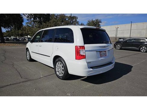 Used 2015 Chrysler Town & Country Touring image 5