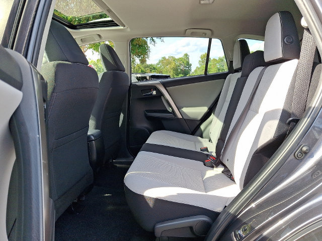 Used 2018 Toyota RAV4 XLE AWD/4WD image 10
