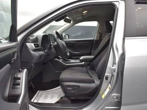 Used 2025 Toyota Highlander LE FWD image 14
