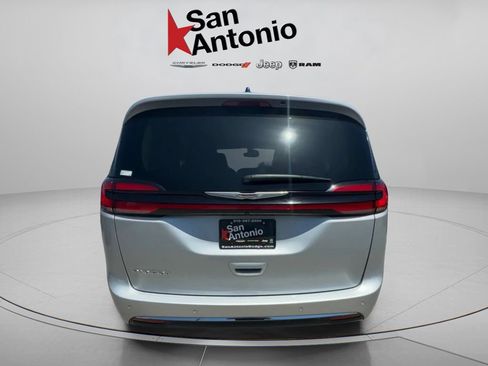 Certified 2024 Chrysler Pacifica Touring-L FWD image 12